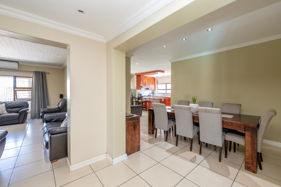 6 Bedroom Property for Sale in Oakglen Western Cape